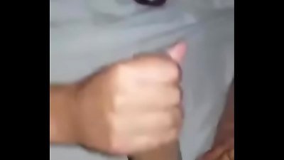 Le hago una paja antes de dormir