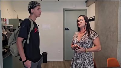 Enteado em aprendizado com a milf safada .