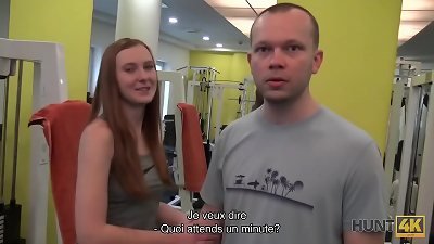 HUNT4K. Pobre chico deja que su novia Linda juicy se folle a un extra&ntilde;o por dinero