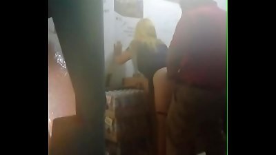 Rapid&iacute;n en la bodega. C&aacute;mara oculta. Me chingu&eacute; a la gerente. Vino en su d&iacute;a de descanso a inspeccionar y termin&eacute; cogi&eacute;ndola. Ya le tra&iacute;a ganas a ese culo.