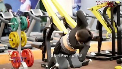 æ¼‚äº®çš„ä¸­å›½å¥èº«æ¨¡ç‰¹è¶³è™ç‹—å¥´ Pretty asian woman punish a sub with her soles