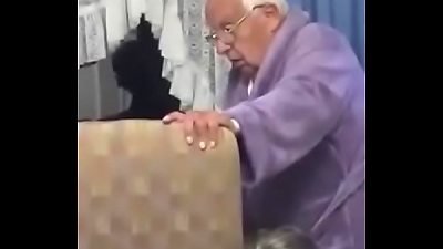 Anciana mamando en el asilo&period;&period;&period;