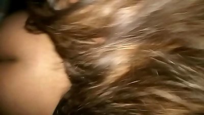 Me follo a dos adolescentes al lado de una carretera. Una estaba en pijama.