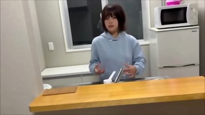 [Couple having intense bang-out in a food truck] After selling a plenty of of crepes, I had sex with my girlfriend wearing an apron.