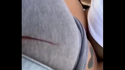 Selena chup&aacute;ndola y follando en el patio con el vecino